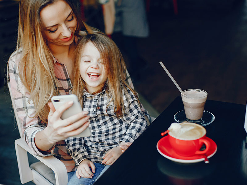 girl and mother 