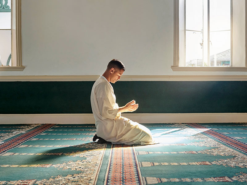 مسلم يصلي 