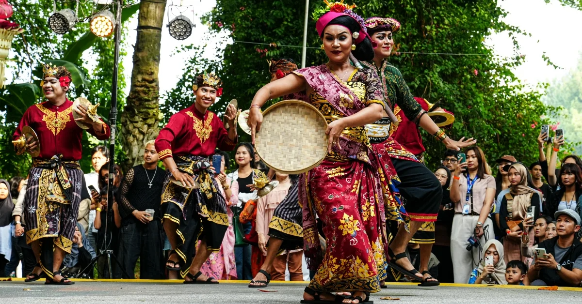 صورة توضح أنشطة وعروض الأجنحة العالمية في مهرجان الشيخ زايد 2025