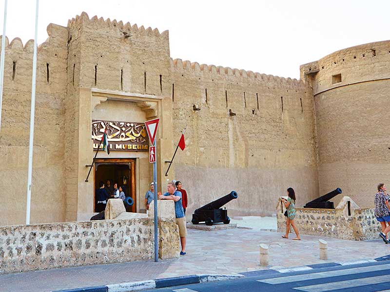 السياح في متحف دبي