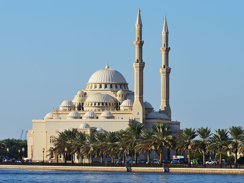 الاطلالة البحرية لمسجد النور في الشارقة
