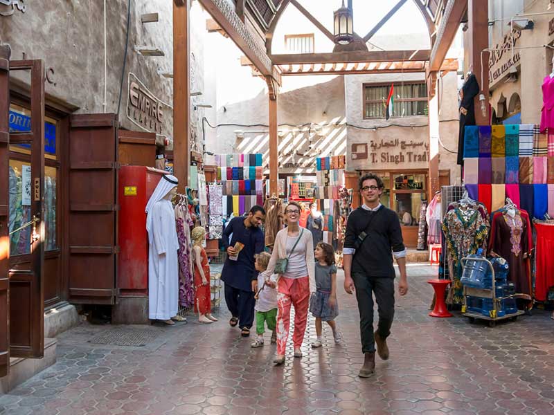 سياح في سوق عكاظ دبي