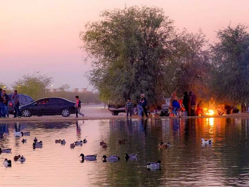 التخييم في بحيرة القدرة