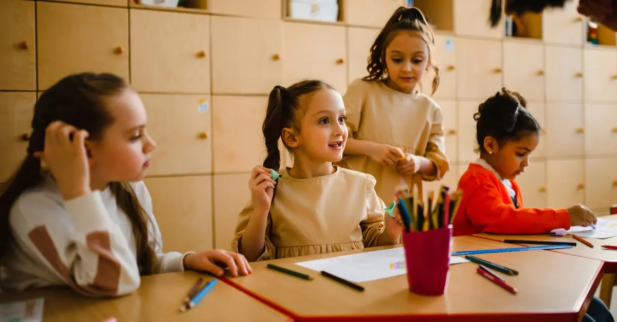 صورة توضيحية لاطفال في مدارس المنهاج البريطاني