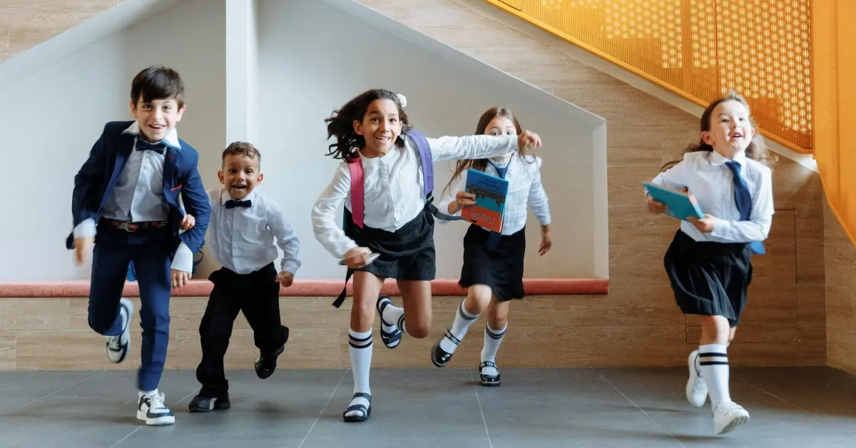 صورة توضيحية للطلاب الصغار في أفضل المدارس في أبوظبي