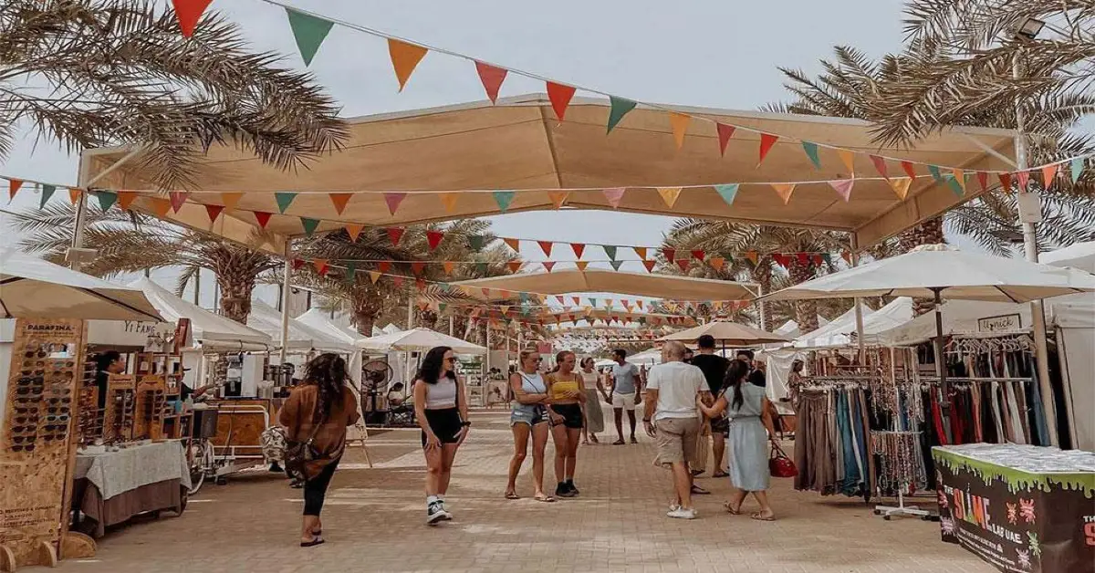 People doing shopping ta Ribe Market in Dubai