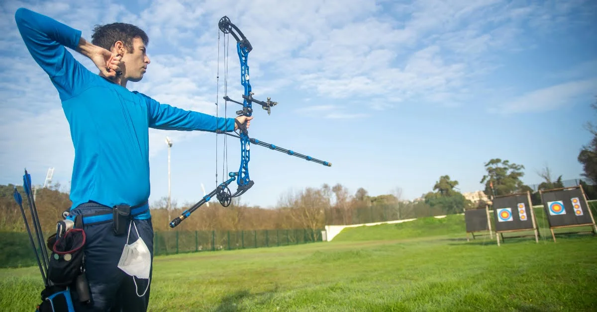 صورة توضح أنشطة الرماية في نادي الجولف الشارقة