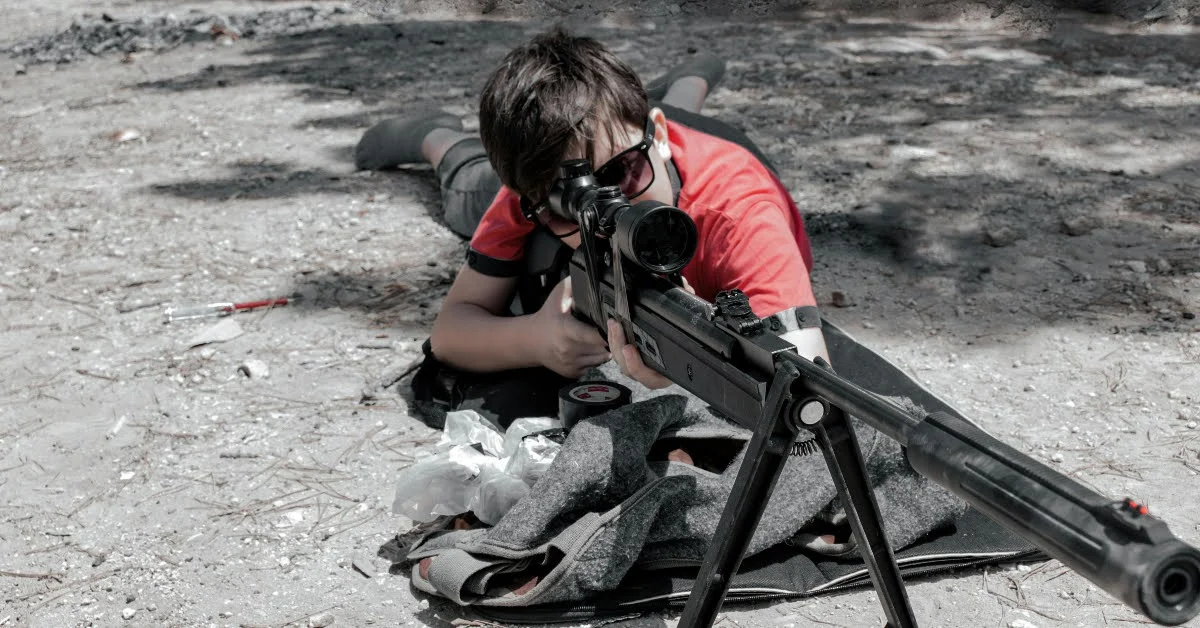 صورة توضح الرماية بالبندقية في نادي الرماية الشارقة