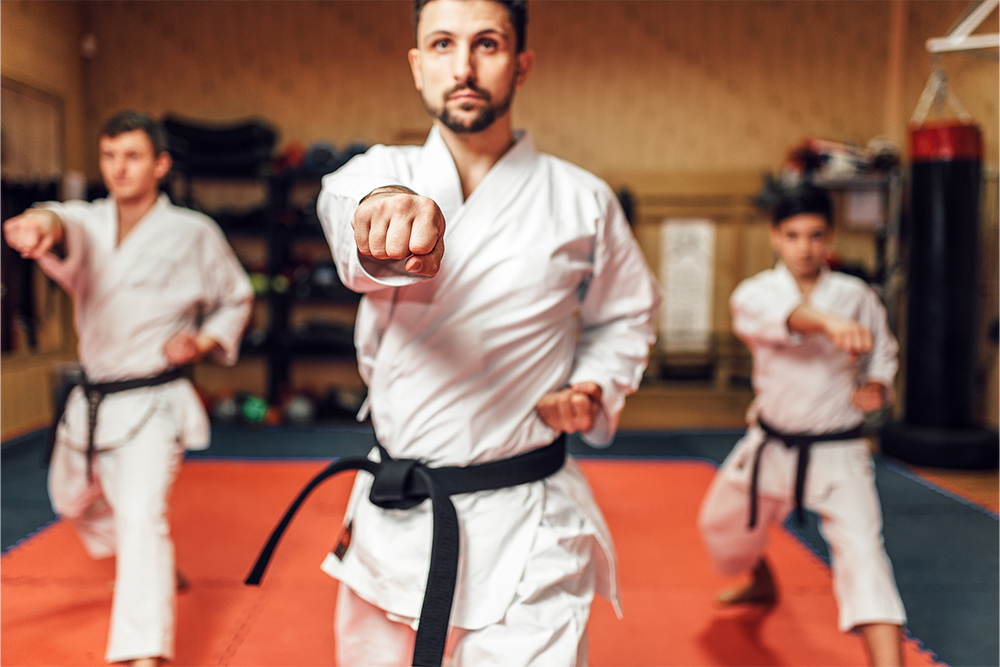 a master giving karate classes in dubai 