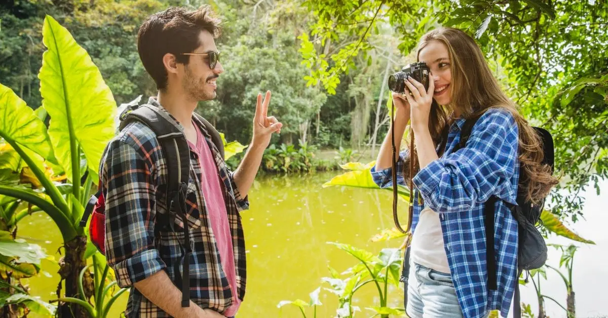 زاور يلتقطون صورًا داخل حديقة السفاري