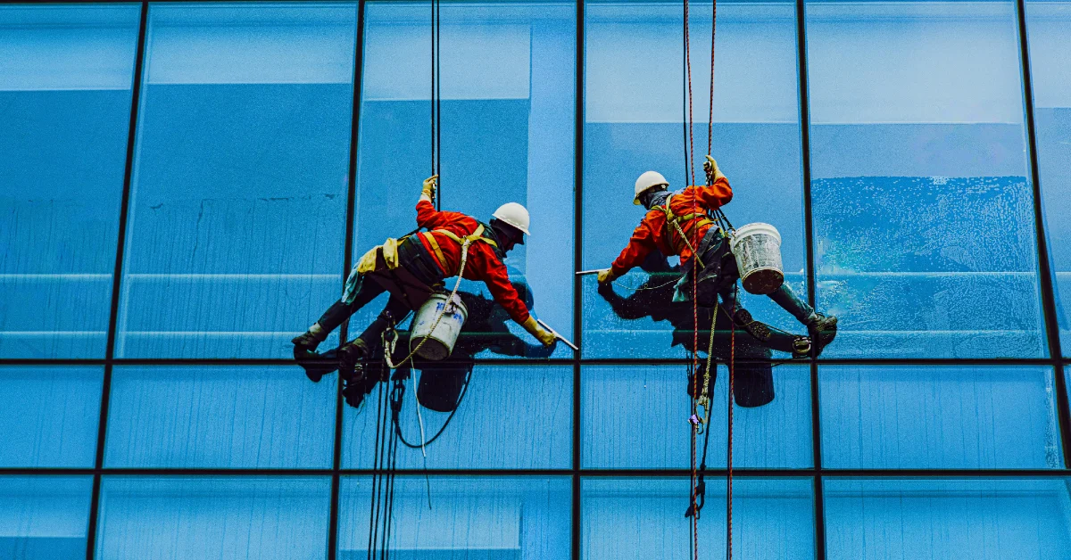 صورة توضح رجال ينظفون المباني والبيوت في الفجيرة 