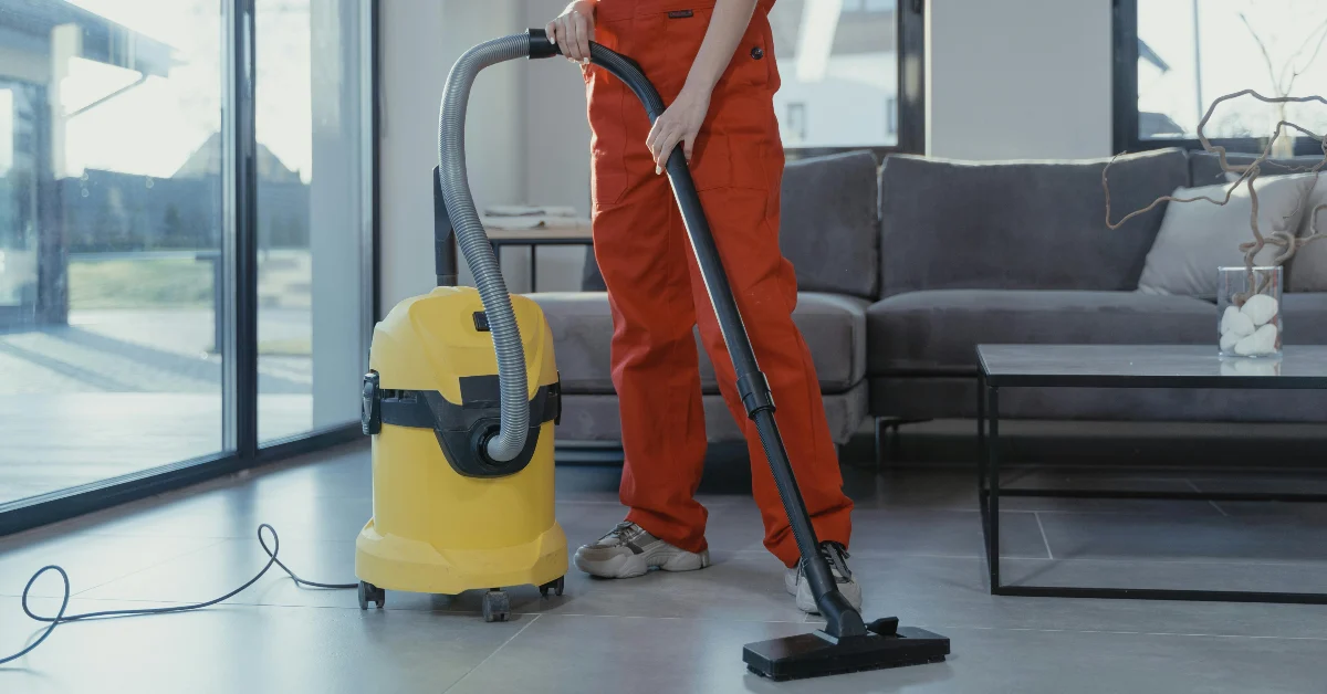 صورة توضيحية لرجل ينظف من شركات تنظيف في الفجيرة