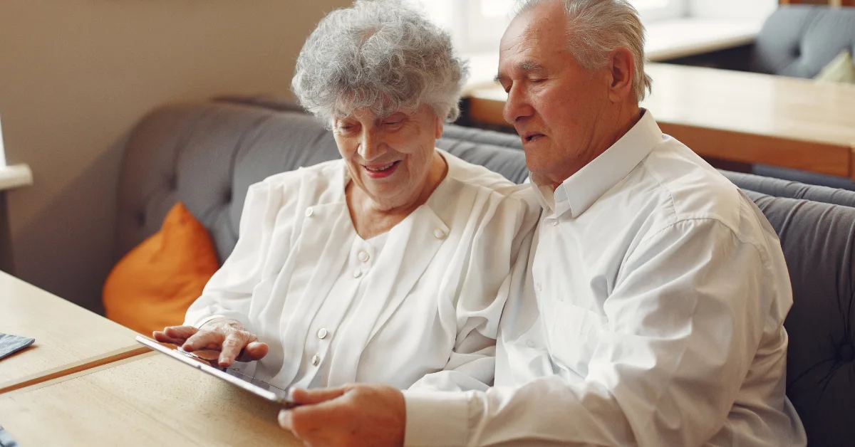 مسنان يتصفحان شروط الحصول على تأشيرة التقاعد في الإمارات