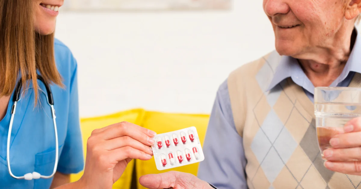 مسن يتلقى الرعاية الصحية