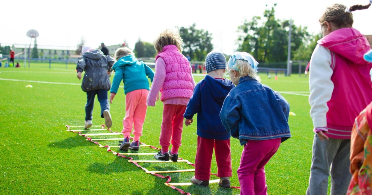 صورة أطفال في منطقة الأطفال في حديقة الصفيا