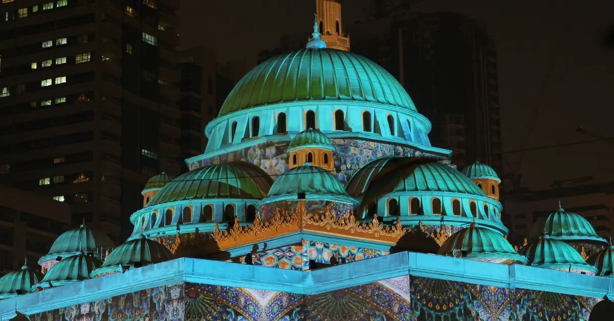 صورة توضح إنعكاسات الأضواء على المسجد