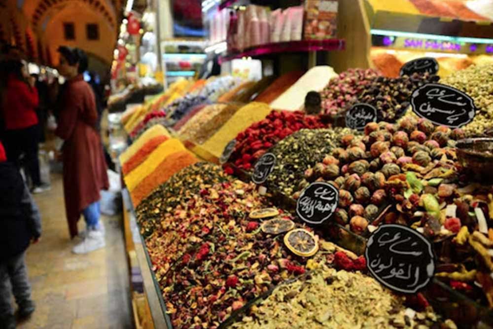 يتم عرض المنتجات في سوق البهارات دبي بشكل جذاب