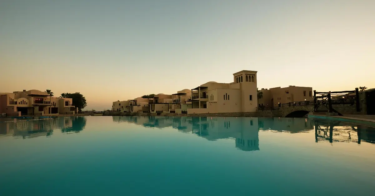 صورة توضح أفضل مناطق سياحية في رأس الخيمة والمنتجعات والفنادق المميزة