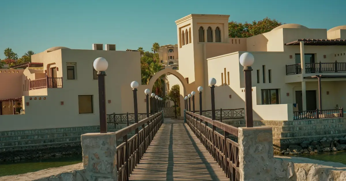 صورة توضح فرص الاستثمار في العقارات في رأس الخيمة