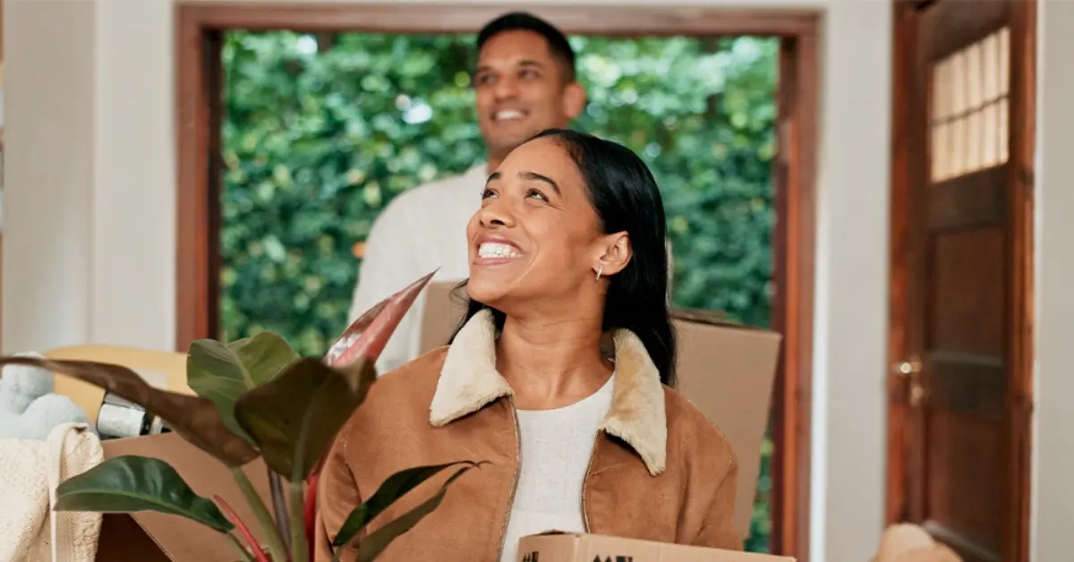 صورة لزوجين في منزلهم الجديد