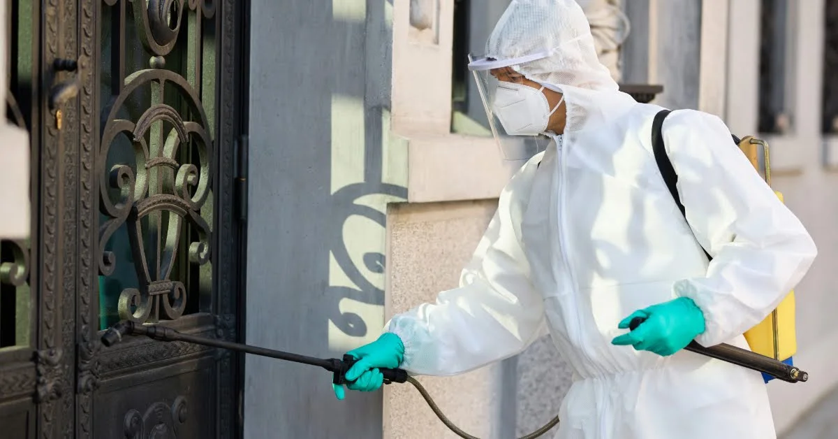 فني بافضل شركة مكافحة الحشرات في ابوظبي يقوم برش المبيدات 