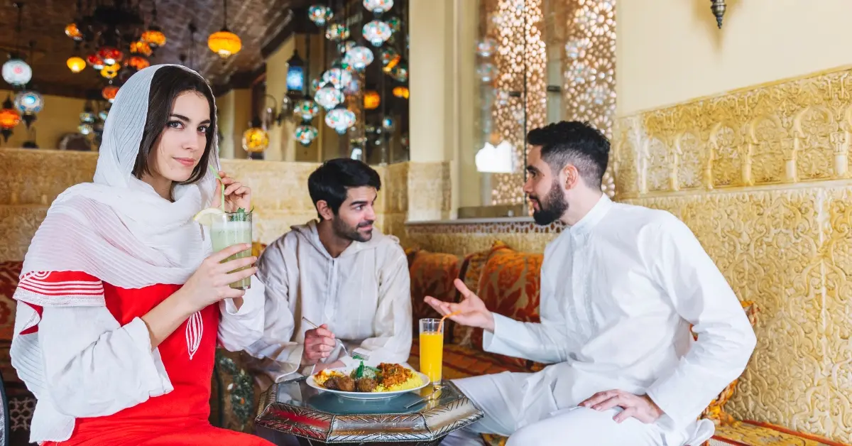 صورة توضيحية لتراث التجمع والاحتفال بحق الليلة في الإمارات