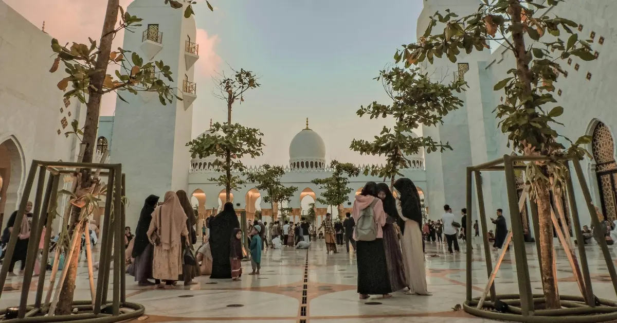 صورة توضيحية للإقبال على المساجد والمناطق التراثية في حق الليلة في الإمارات