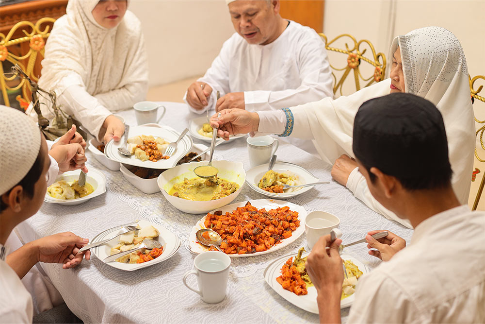 A family enjoying iftar at Al Majlis Madinat Jumeirah 