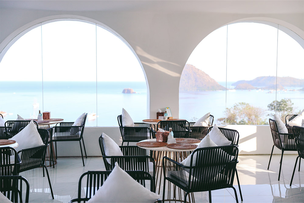 Restaurant with waterfront views near Sidroh beach 