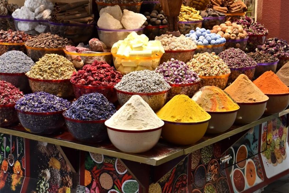 محل للبهارات في السوق
