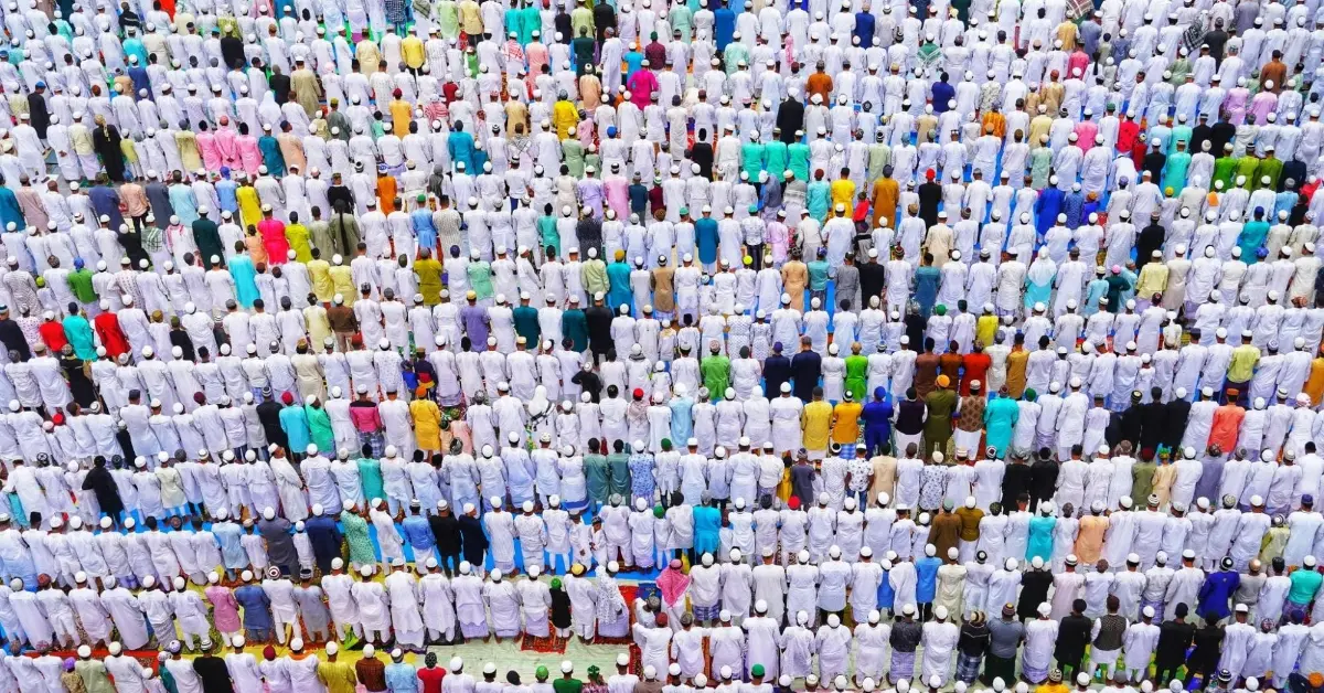 صورة لاصطفاف المصلين خلال صلاة العيد في أيام عيد الأضحى المبارك