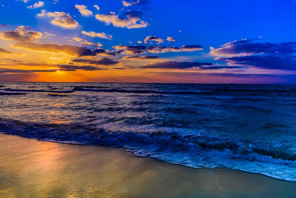 Jumeirah Beach at night is one of the best night beaches in Dubai 