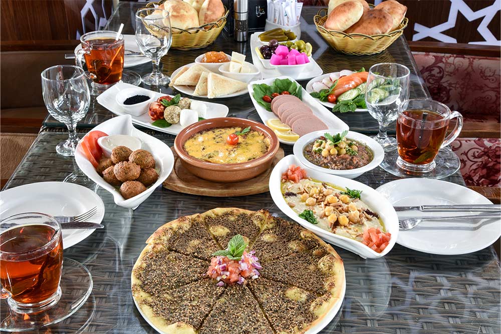  مائدة في أحد مطاعم سورية في دبي