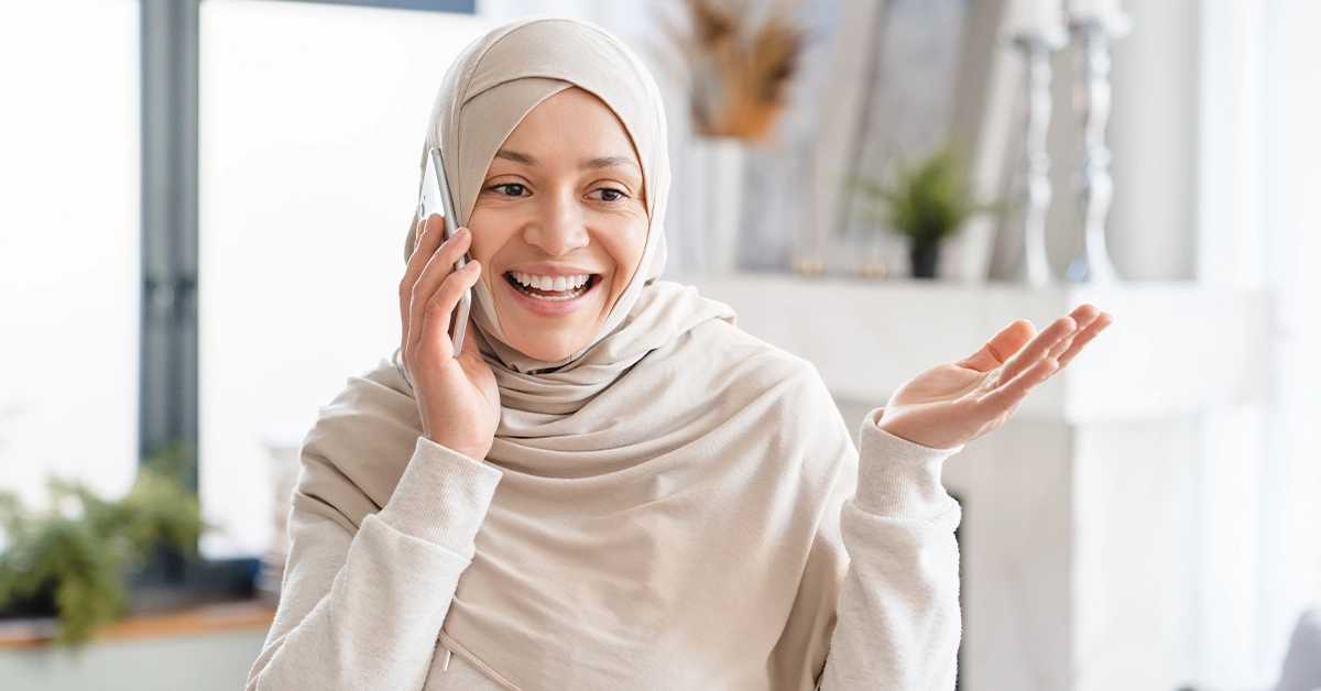 سيدة تستخدم ردود العيد في اتصال هاتفي لها