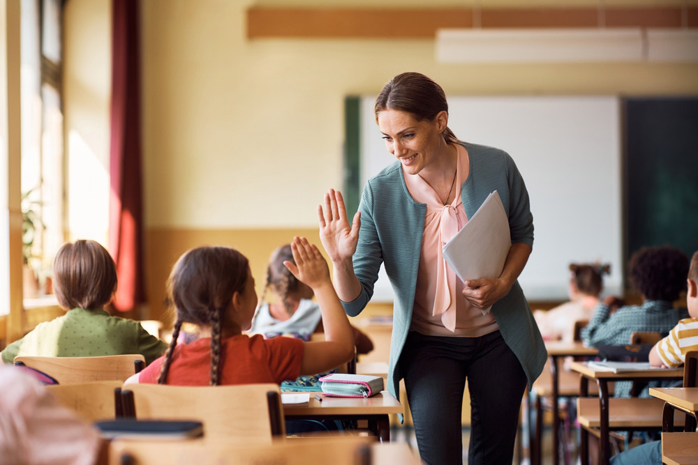 مدرسة متخرجة من معهد تدريب المعلمين في عجمان
