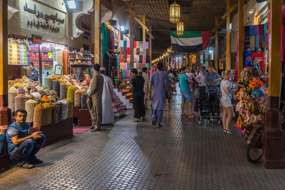 يزدحم مينا بازار بالزوار يوميا 