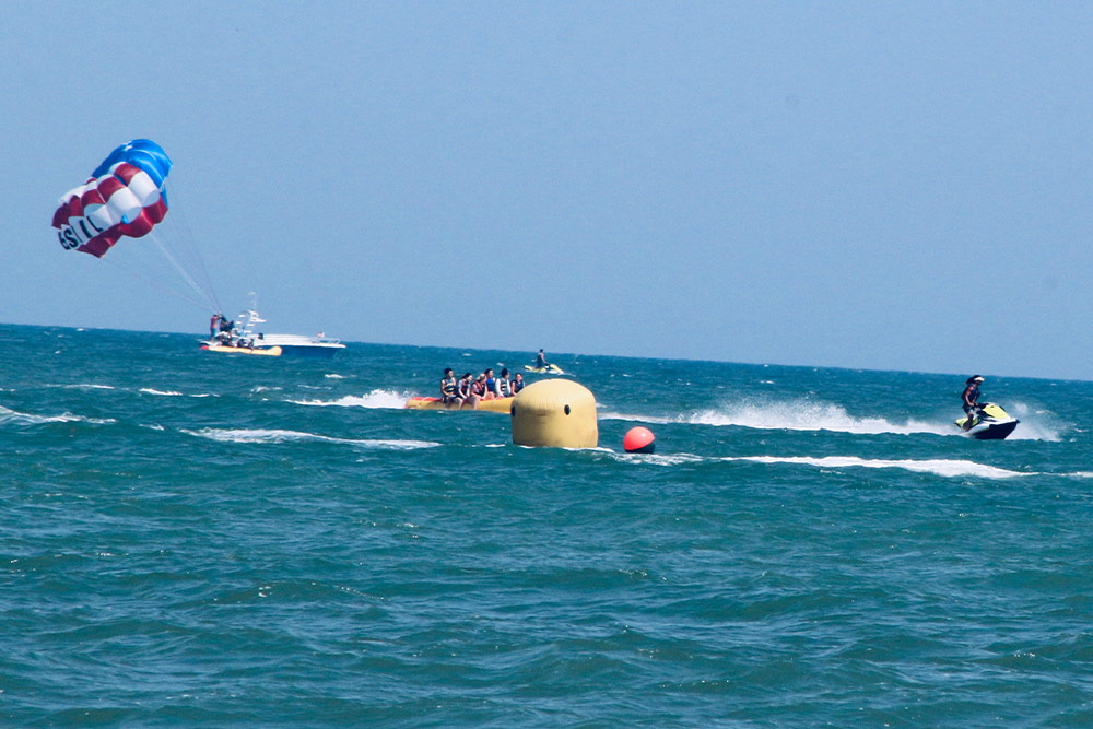 Kite surfing at Al Lulu Island in Abu Dhabi 