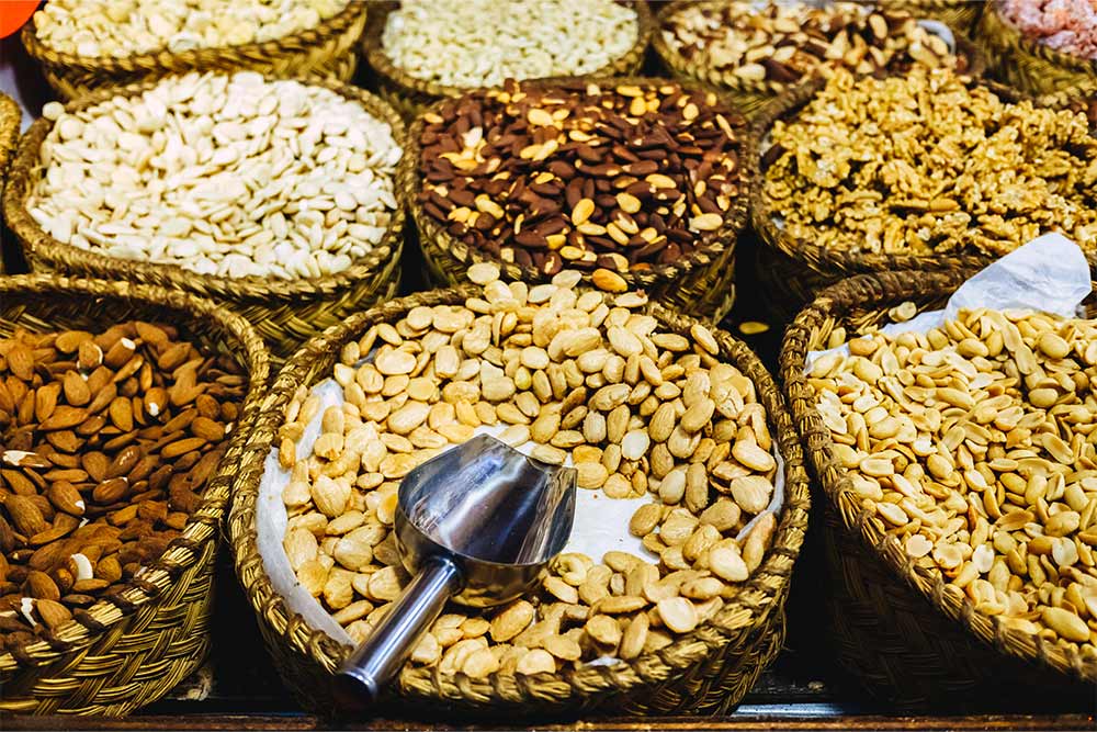 تشكيلة من المكسرات في أحد المحمصات