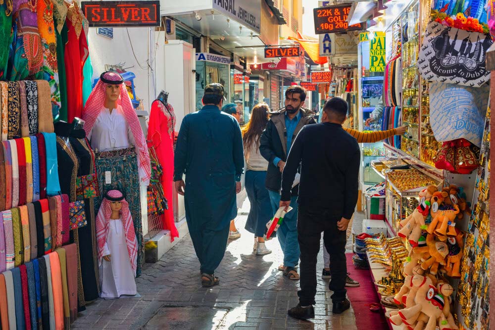 زقاق في السوق في دبي 