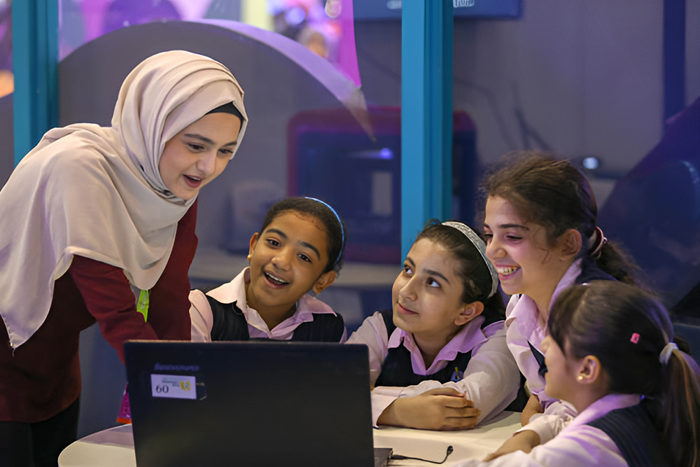 أطفال يتعلمون مبادئ الحاسوب