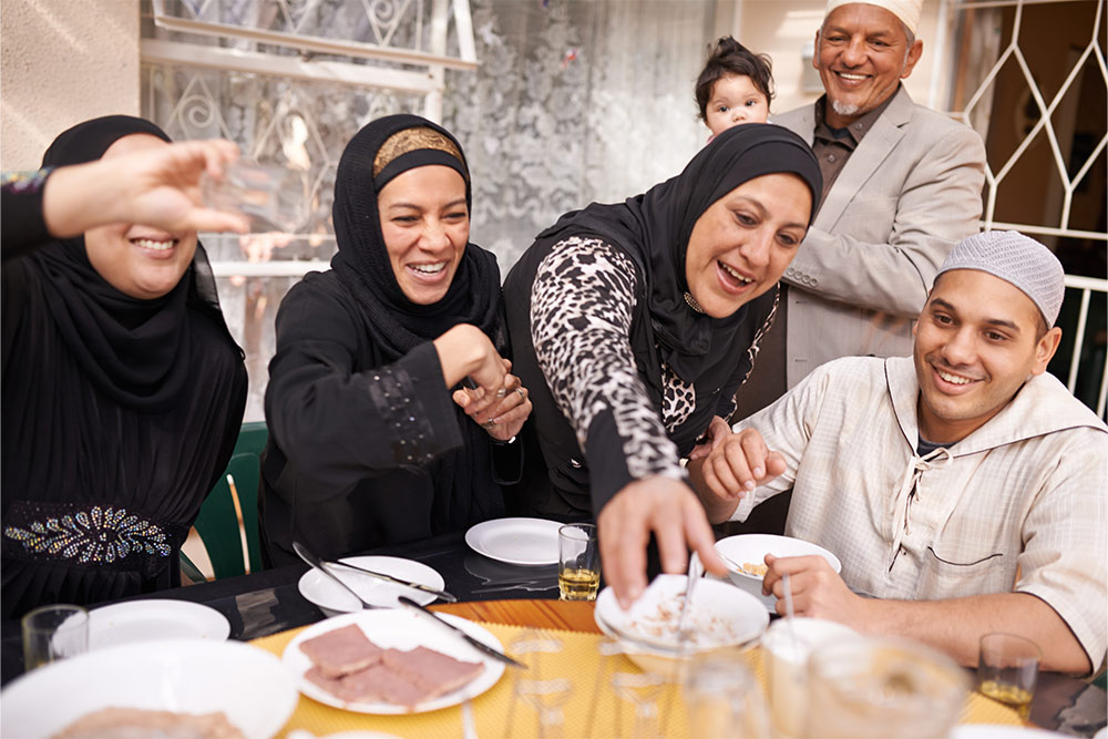 زوار لأحد المطاعم السورية