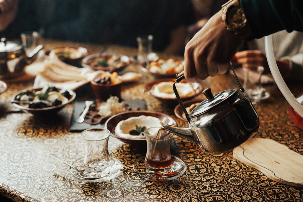 نادل يصب الشاي في مطعم سوري