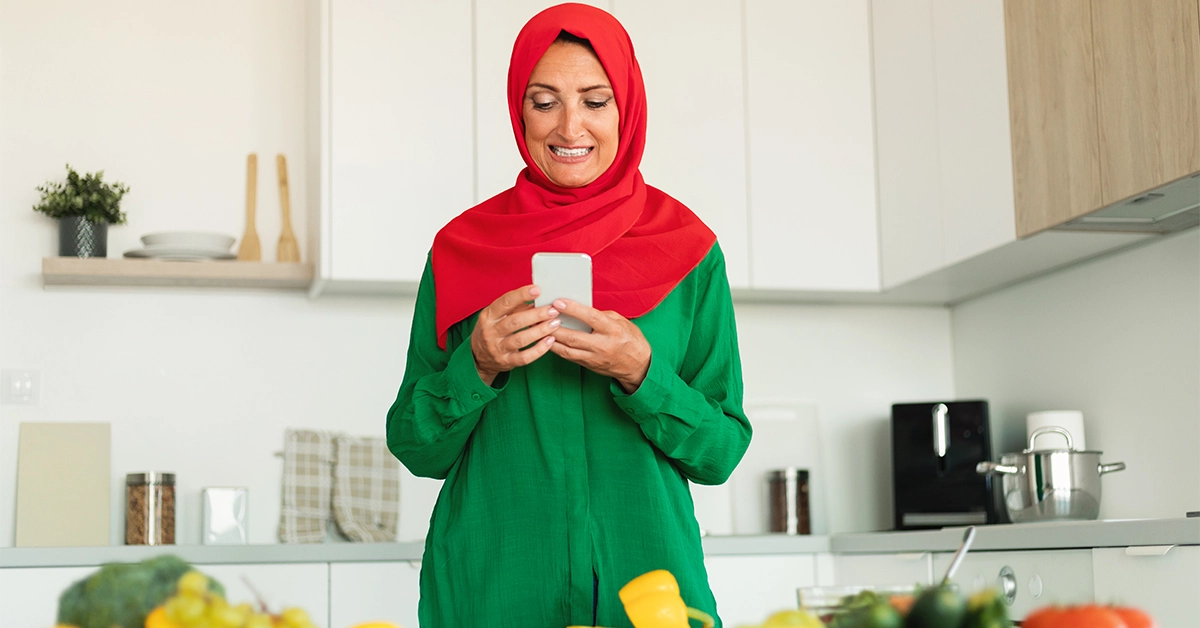 سيدة تتصفح أحد تطبيقات توصيل اكل في دبي 