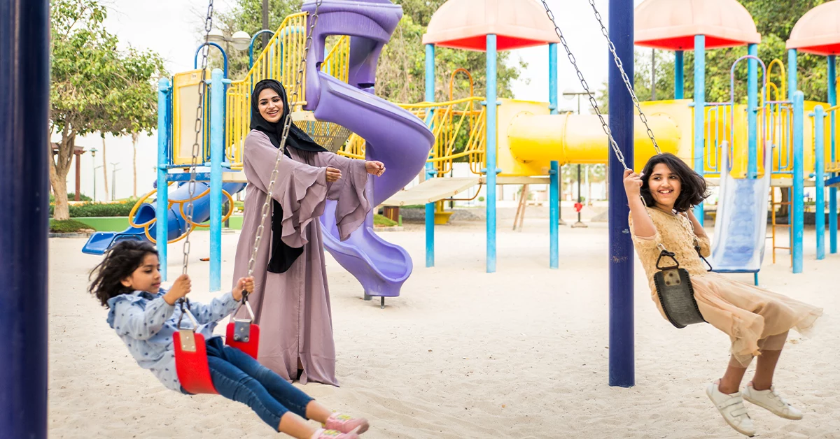 أطفال يلهون في الحديقة