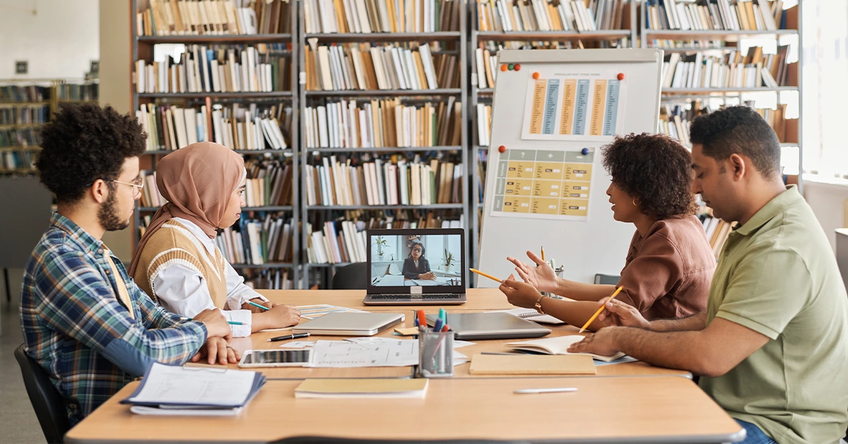 طلاب باحثون يدرسون في المكتبة 