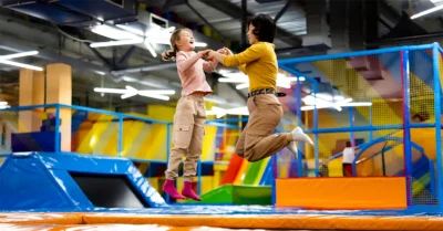 Girl and woman jumping in Street Maniax
