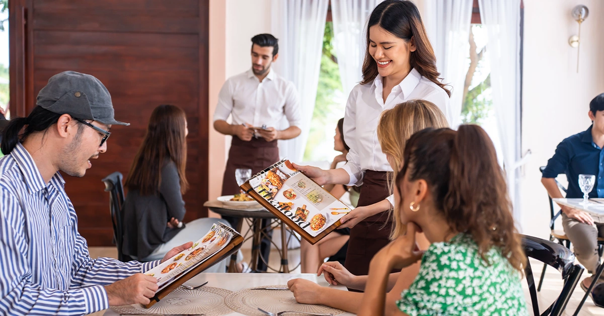 تقدم مطاعم مارينا مول دبي مأكولات لذيذة 