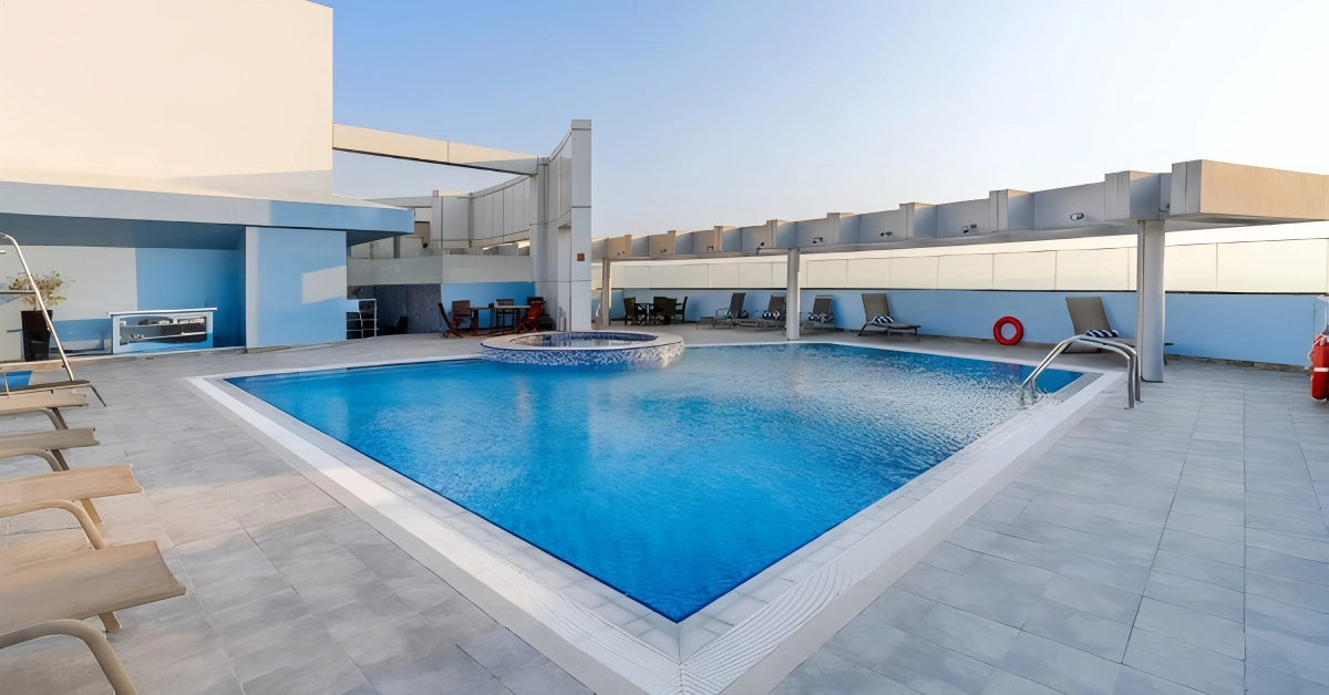 Outdoor pool of the Montreal Hotel