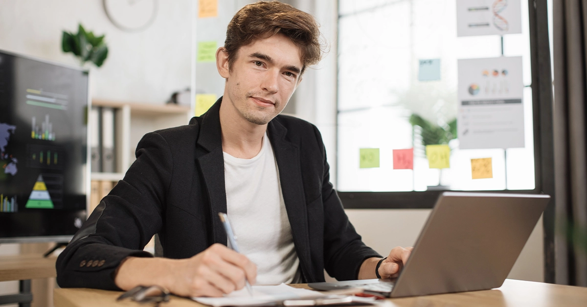 A working professional living in Al Mirgab and working in Dubai