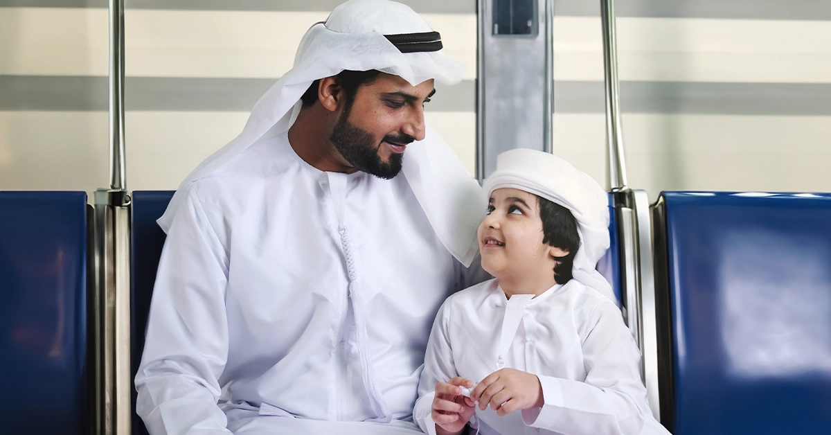 أب وابنه في مترو دبي
